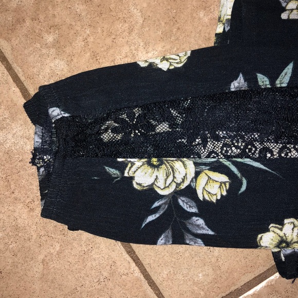 ARDENE FLORAL TOP off shoulder top - Picture 3 of 4